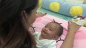 Con gái Khánh Thi cười tít mắt hóng chuyện với mẹ, hơn 3 tháng nặng 6kg