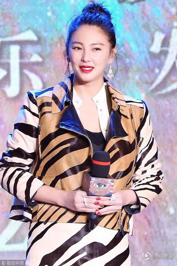 vu nguoi dep dung dao dam chong: hang xom nghe thay phia nu keu cuu that thanh - 1