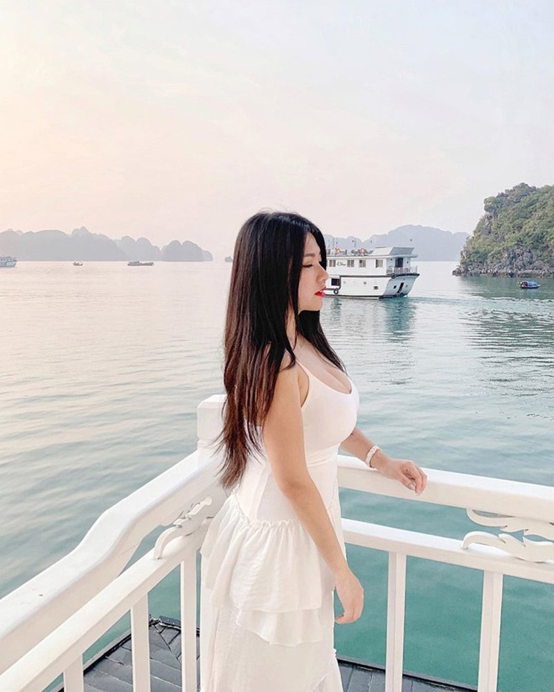 Theo đó, cô gái khoe vóc dáng đẫy đà giữa Vinh Hạ Long chính là hot girl Szu Geng đến từ Malaysia. Cô được biết đến là một trong những Hot blogger có vòng một khủng nhất với số đo vượt ngưỡng 1 mét. 
