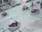 Clip Eva - Cố tình vượt đèn đỏ, cha gây tai nạn liên hoàn khiến con gái nguy kịch