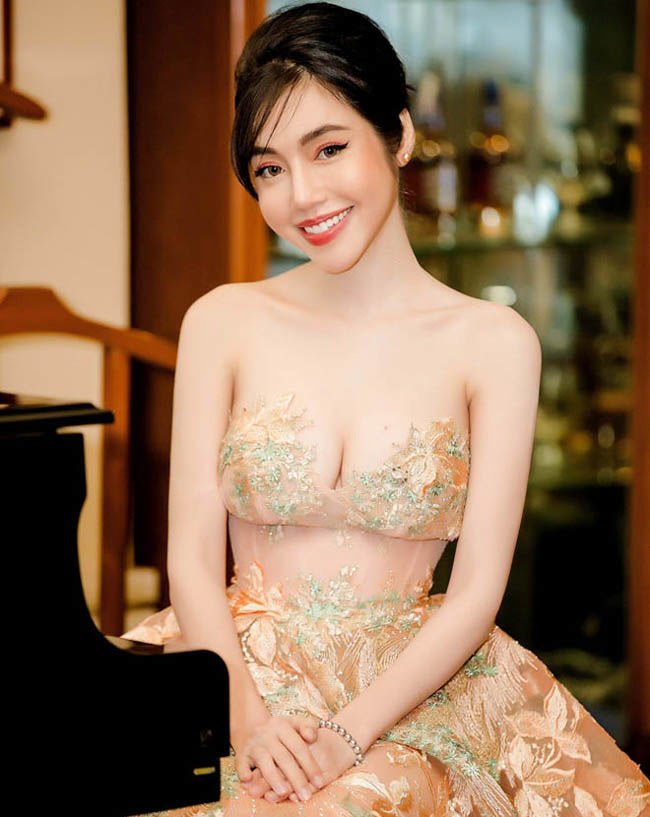 Váy xuyên thấu của mỹ nhân Việt hở chỗ hiểm hóc khiến quan khách đỏ mặt - 3