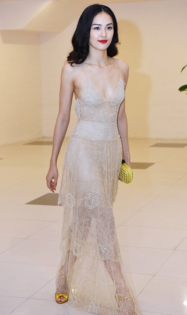 Váy xuyên thấu của mỹ nhân Việt hở chỗ hiểm hóc khiến quan khách đỏ mặt - 8