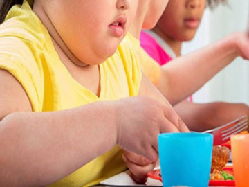 Bé trai 9 tuổi nặng gần 100kg, mắc căn bệnh không chữa khỏi vì mẹ nuông chiều trong ăn uống
