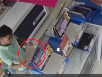 Người đàn ông đi ô tô thản nhiên vào cửa hàng điện máy trộm laptop