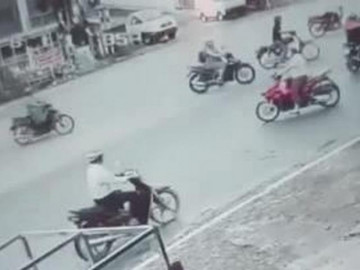 Cố tình vượt đèn đỏ, cha gây tai nạn liên hoàn khiến con gái nguy kịch