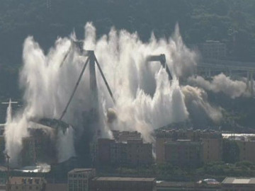 Cầu cao tốc nổ tung thành tro bụi ở Italy