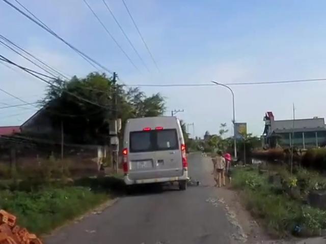 3 trẻ nhỏ đèo nhau trên xe đạp suýt mất mạng vì ngã nhào trước đầu ô tô