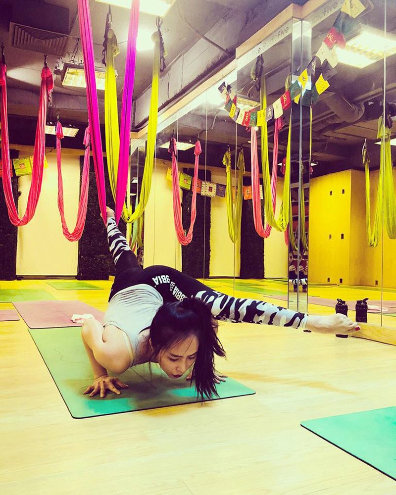 Kinh nghiệm tập luyện yoga lâu năm giúp Quỳnh Nga thực hiện được những động tác khó, đòi hỏi tính chuyên môn và kỹ thuật cao. Việc tập luyện đều đặn giúp cô luôn cảm thấy tinh thần sảng khoái và yêu đời. 
