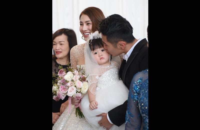 Trong đám cưới bố mẹ, cô con gái Bào Ngư xuất hiện với vẻ ngoài xinh xắn, đáng yêu, thu hút đông đảo sự chú ý. 
