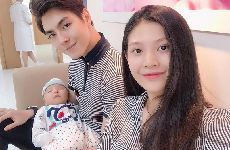 Cuối tháng 5/2018, Chúng Huyền Thanh hạ sinh con đầu lòng. Người đẹp sinh con khi được 39 tuần 4 ngày bằng phương pháp sinh mổ. Em bé kháu khỉnh nặng 3,2kg.
