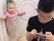 Yêu con - Nhờ con trai trông em ít phút, mẹ hốt hoảng quay lại thấy con lủng lẳng nơi tay nắm cửa