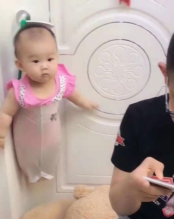 Nhờ con trai trông em ít phút, mẹ hốt hoảng quay lại thấy con lủng lẳng nơi tay nắm cửa - 4