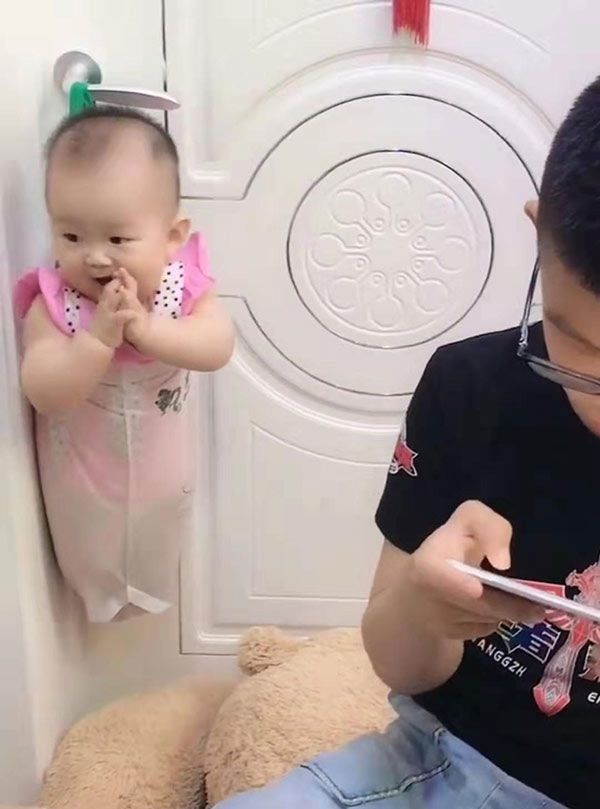 Nhờ con trai trông em ít phút, mẹ hốt hoảng quay lại thấy con lủng lẳng nơi tay nắm cửa - 1