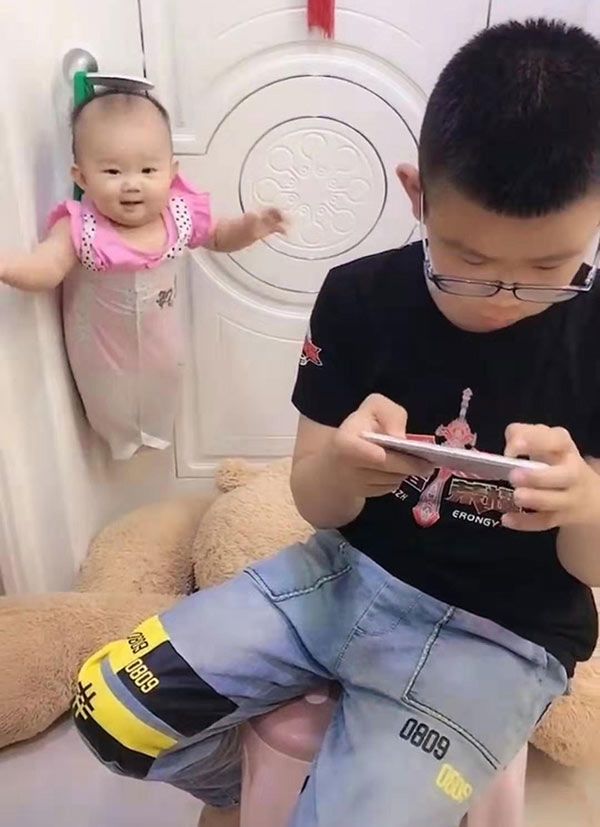 Nhờ con trai trông em ít phút, mẹ hốt hoảng quay lại thấy con lủng lẳng nơi tay nắm cửa - 2