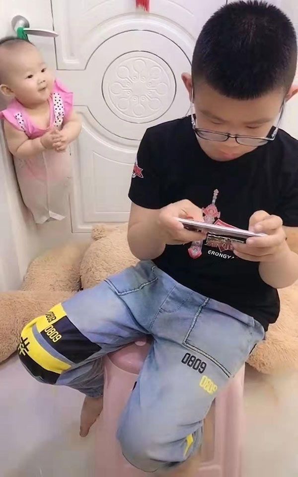 Nhờ con trai trông em ít phút, mẹ hốt hoảng quay lại thấy con lủng lẳng nơi tay nắm cửa - 3