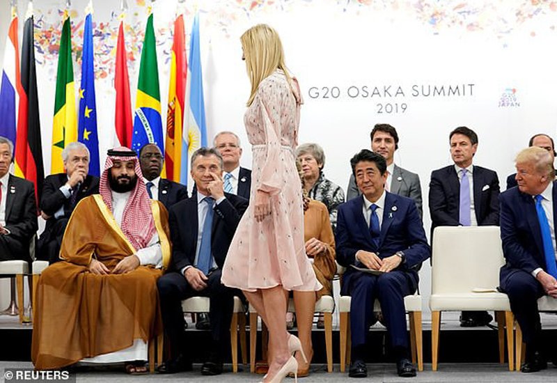 Sau Hội nghị Thượng đỉnh G20 diễn ra tại Osaka, Nhật Bản vừa qua, một bức ảnh được lan truyền trên mạng xã hội ghi lại khoảnh khắc rất nhiều nhà lãnh đạo thế giới cùng hướng mắt nhìn một người phụ nữ bước qua.
