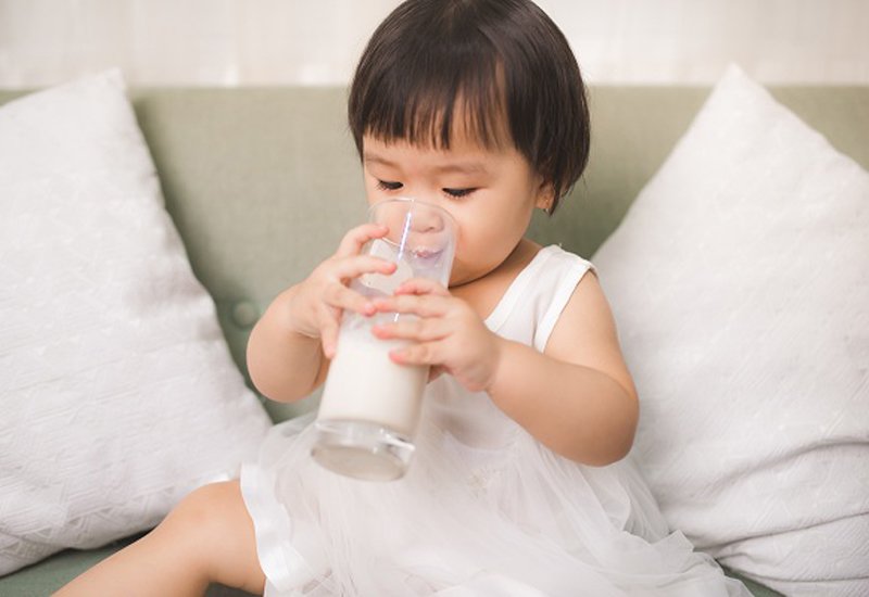 Một ly sữa mỗi ngày trong khẩu phần ăn uống của bé sẽ giúp tăng cân lành mạnh.
