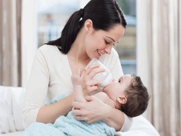 Mẹo giúp con sơ sinh bú bình thành thạo như bú mẹ
