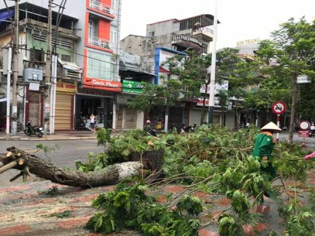 Diễn biến bão số 2: Đổ bộ đất liền gây mưa to gió giật mạnh, 2 người tử vong