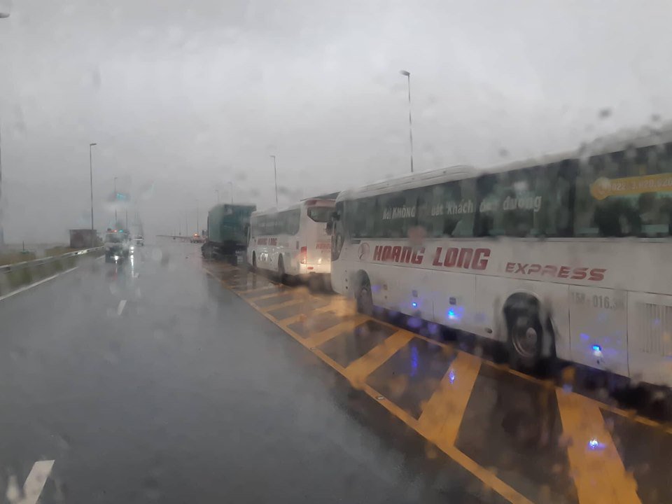 Diễn biến bão số 2: Đổ bộ đất liền gây mưa to gió giật mạnh, 2 người tử vong - 7