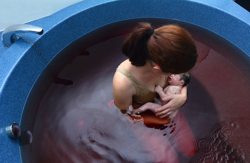 Sinh con dưới nước là một trong những phương pháp sinh đang "hot" trên toàn thế giới với lợi ích giảm đau cho mẹ và giúp bé chào đời dễ dàng hơn. Vậy một ca sinh con dưới nước diễn ra thế nào? Hãy cùng theo dõi. 
