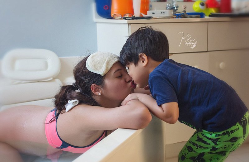 Cậu con trai bé nhỏ trao một nụ hôn động viên tới mẹ.
