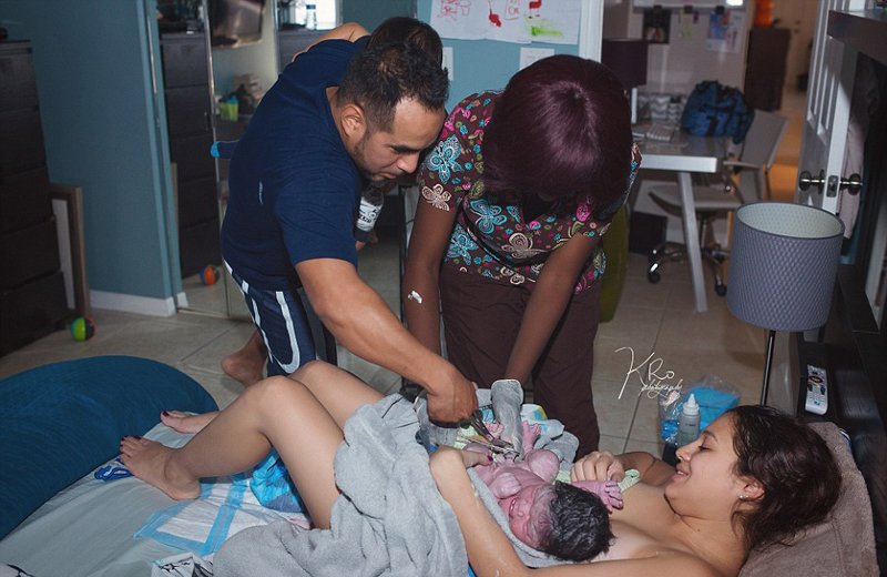 Cô và đứa trẻ được đưa lên giường nằm nghỉ. Chồng cô tự tay cắt dây rốn cho em bé mới sinh. 
