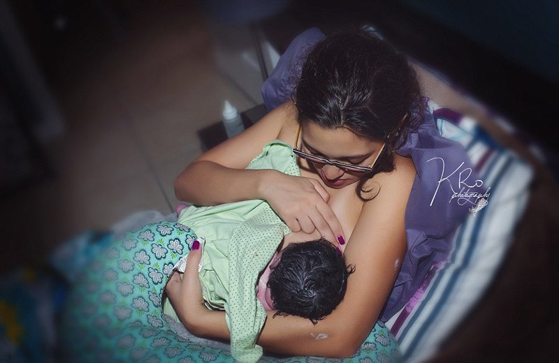 Cô ủ ấm cho con gái bằng hơi ấm của mình và cho cô bé bú ngụm sữa đầu đời.
