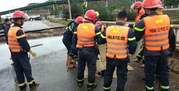 Bão số 2 đổ bộ gây sụt lún cầu, 2 vợ chồng tử vong thương tâm, 3 người bị thương - 2