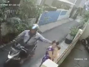 Clip Eva - Giật dây chuyền của người phụ nữ đang bế con, tên cướp khiến bé đập mạnh đầu xuống đất
