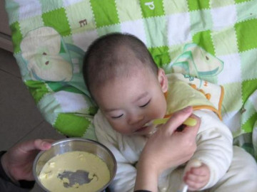 Bé 6 tháng tuổi bị hoại tử ruột, mẹ khóc ngất khi biết sai lầm từ người bà