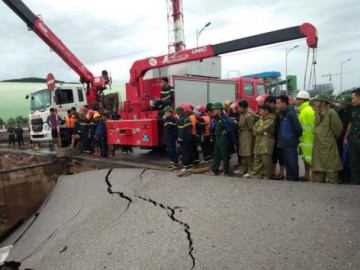 Bão số 2 đổ bộ gây sụt lún cầu, 2 vợ chồng tử vong thương tâm, 3 người bị thương