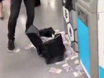 Cây rút tiền Bitcoin tự động phun tiền như mưa