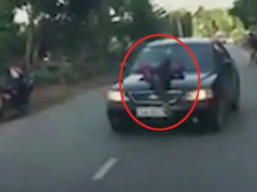Thanh niên chặn đầu ô tô rồi thản nhiên nằm 'thả dáng' trên nắp capo