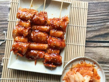 Xiên bánh gạo thịt ba chỉ đãi các bé ngày cuối tuần