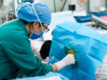 Gây tê màng cứng khi sinh thường, mẹ   đau thấu tim   vì ống thông kẹt trong lưng 4 ngày