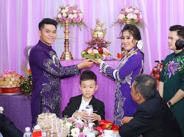 Đứng cạnh chồng kém cả chục tuổi, 3 người đẹp này khiến fan ngỡ ngàng bởi nhan sắc không tuổi - 8