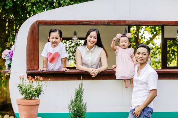 Đứng cạnh chồng kém cả chục tuổi, 3 người đẹp này khiến fan ngỡ ngàng bởi nhan sắc không tuổi - 2