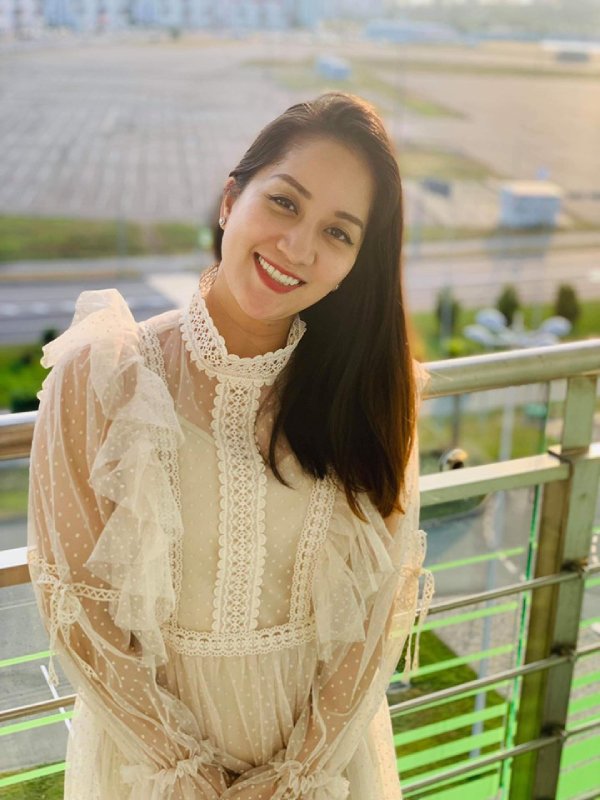 Đứng cạnh chồng kém cả chục tuổi, 3 người đẹp này khiến fan ngỡ ngàng bởi nhan sắc không tuổi - 3