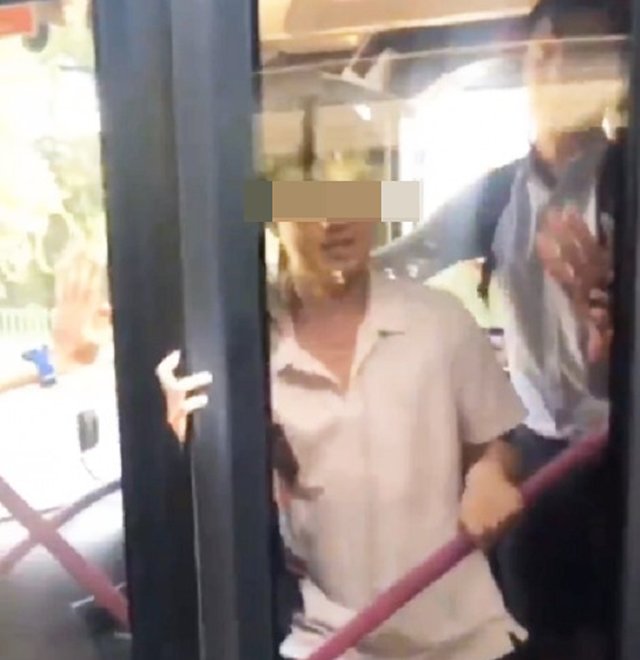 ke bien thai "tu suong" truoc mat co gai tren xe buyt, chang trai ben canh hanh dong khong ngo - 3