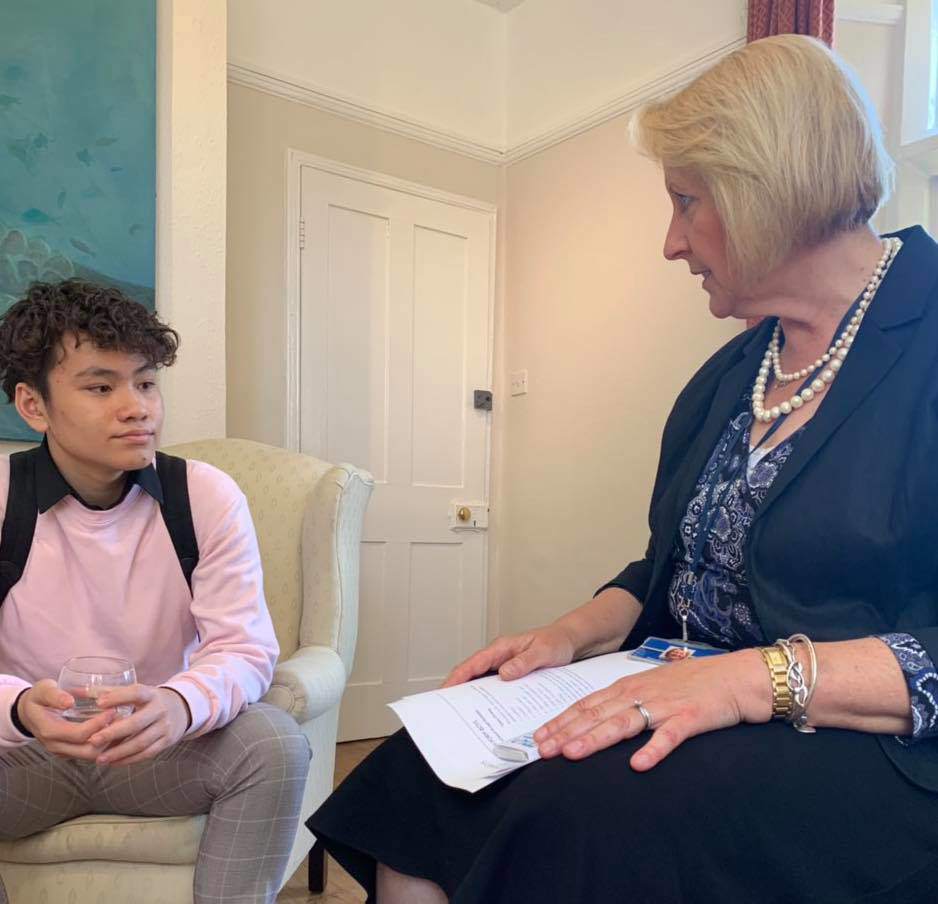 Sao Việt 24h: Lộ diện con trai khí chất, tài giỏi của Chi Bảo amp;#34;Đồng tiền xương máuamp;#34; - 2