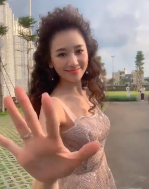 Thử mái tóc bà thím lởm chởm, Hari Won bị fan nhận xét: amp;#34;Nhìn như là... điện giậtamp;#34; - 1