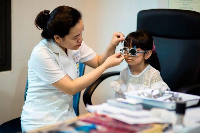 Cô bé 12 tuổi đột nhiên bị mù mắt bên phải, cẩn thận khi cho trẻ chơi với chó mèo - 1