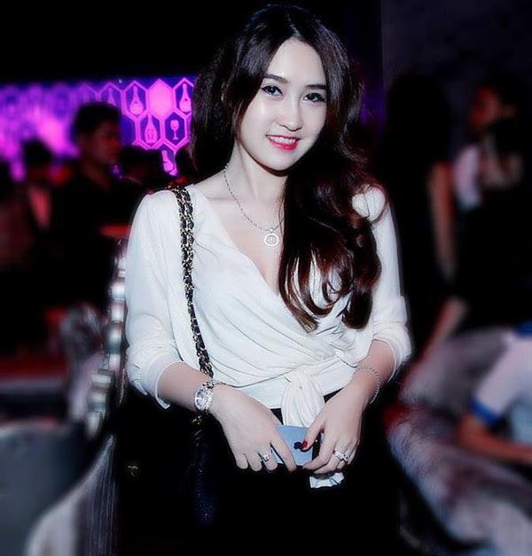 hotgirl sai thanh giau minh trong nha vi sinh xong xuong sac the tham, ngay “lot xac” ai cung choang - 1