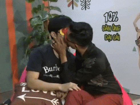 Hôn gợi dục, tạo dáng phản cảm: Gameshow hẹn hò trên truyền hình đang quá dễ dãi? - 4