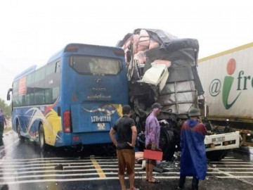 Hiện trường vụ 3 xe ô tô đâm nhau khiến nhiều người nhập viện ở Quảng Bình