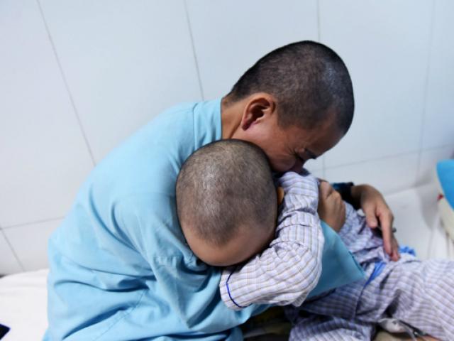 Tâm sự đẫm nước mắt của người mẹ cạo đầu cổ vũ con chống bệnh ung thư