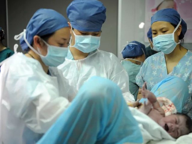 18 tuổi chưa có người yêu, gái trẻ lên mạng xin tinh trùng trai đẹp để mang thai