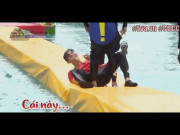 Giải trí - Cớ làm sao, cứ chơi dưới nước là Trấn Thành gặp sự cố hớ hênh, lại bị... tuột quần?!