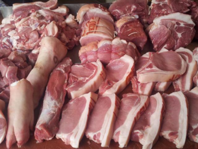 Suốt ngày mua thịt chị em có biết vì sao người bán hàng dùng giẻ để lau thịt chưa?